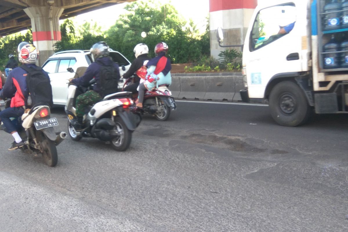 Jalan D.I. Panjaitan, Jakarta Timur, dalam kondisi rusak dan bergelombang, Kamis (25/1/2018)