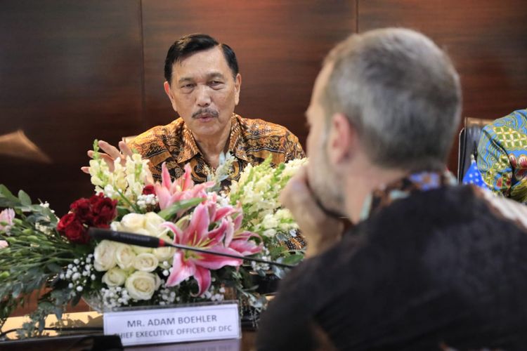 Menko Bidang Kemaritiman dan Investasi Luhut Binsar Pandjaitan bertemu dengan CEO IDFC Adam Boehler di Kantornya, Jakarta, Jumat (23/10/2020).