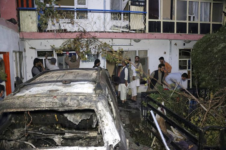 Orang-orang Afghanistan terlihat di dalam sebuah rumah setelah serangan pesawat tak berawak AS di Kabul, Afghanistan, Minggu, 29 Agustus 2021.