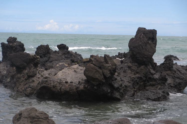 Pantai Batu Kukumbung, salah satu tempat wisata di Cianjur.