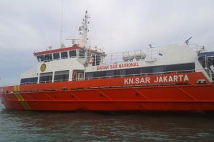 Kapal KN 224 milik Badan SAR Nasional (Basarnas), yang digunakan dalam pencarian Pesawat Air Asia QZ 8501 yang diduga berada di perairan Belitung Timur, Senin (29/12/2014).