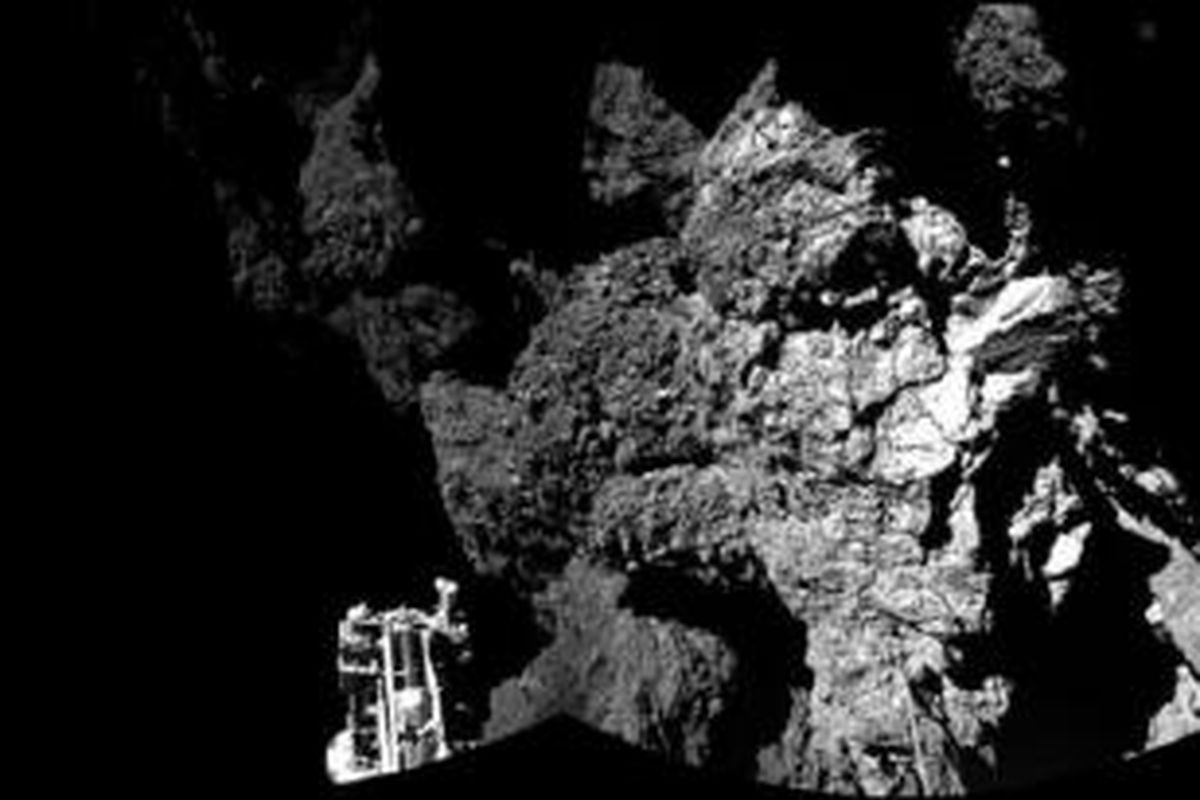 Wajah komet 67P/CG yang dipotret oleh Philae sesaat setelah mendarat di permukaannya. 