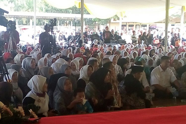 Ribuan guru honorer di Garut merayakan Milad Fagar Sukwan yang ke 11 tahun di SOR Merdeka Krkof Garut, beberapa waktu lalu.