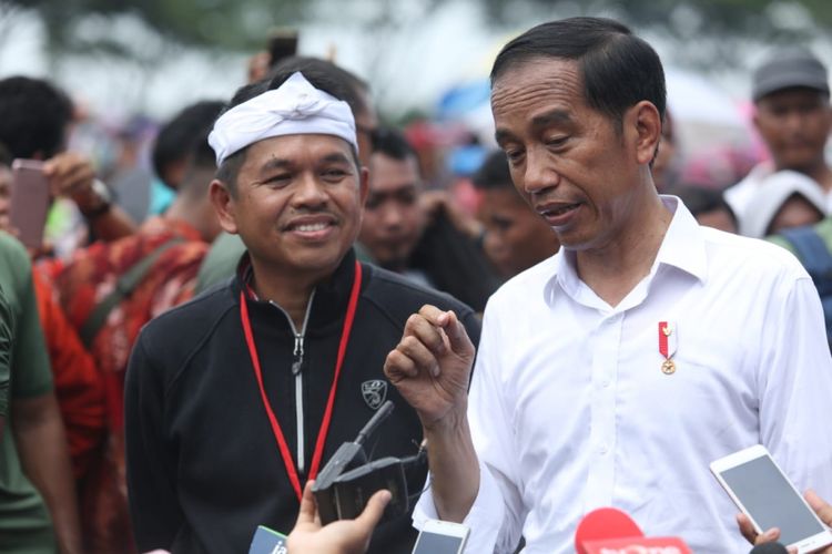 Ketua Tim Kampanye Daerah (TKD) Jawa Barat Dedi Mulyadi mendampingi Presiden Joko Widodo ketika menghadiri Gebyar Bakso Merah Putih dan pemecahan rekor muri makan bakso gratis 30.000 porsi yang digelar oleh Paguyuban Pedagang Mie Bakso Indonesia (Papmiso) di Kota Deltamas, Desa Sukamahi, Cikarang Pusat, Kabupaten Bekasi, Minggu (3/2/2019).