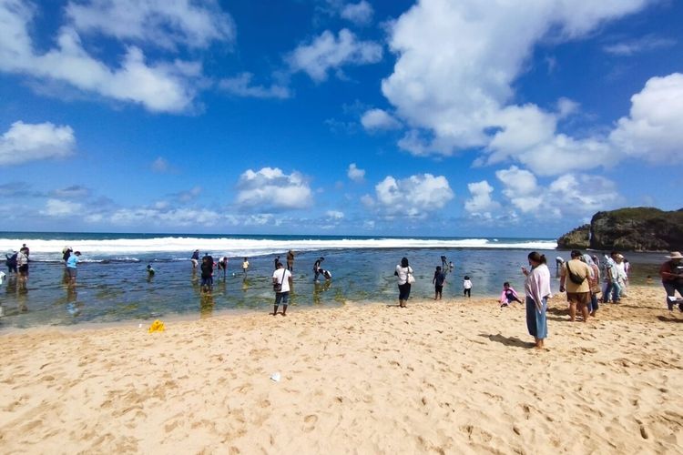 Kunjungan wisata di kawasan Pantai Kukup, Gunungkidul. Kamis (29/6/2023).