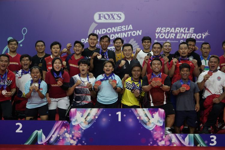 Sejumlah pebulu tangkis Indonesia berfoto bersama usai bertanding pada babak final Indonesia Para Badminton Internasional 2022 di GOR Amongrogo, Yogyakarta, Sabtu (27/8/2022). Dalam kompetisi itu pebulu tangkis Indonesia berhasil membawa 17 medali emas.