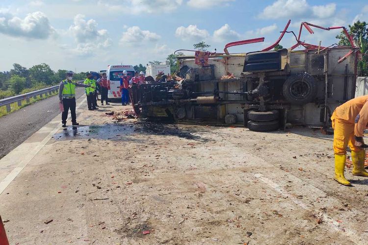 Truk muatan ayam terguling di jalan tol Lampung setelah menyenggol truk fuso. Kernet truk tewas di tempat dan ratusan ayam muatan truk juga mati.