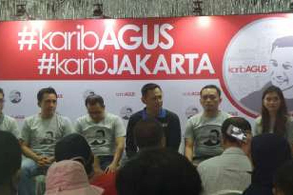 Bakal cagub DKI Agus Harimurti Yudhoyono bersama dengan kelompok relawan 