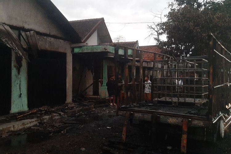 Kondisi truk yang hangus terbakar di Lumajang, Jumat (9/8/2024) subuh. Kebakaran truk ini pun ikut menghanguskan teras dua rumah warga.
