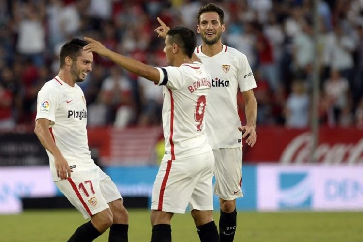 Wissam Ben Yedder dan Franco Vazquez merayakan gol Pablo Sarabia pada laga Sevilla vs Celta Vigo di Stadion Ramon Sanchez Pizjuan dalam lanjutan La Liga Spanyol, 7 Oktober 2018. 
