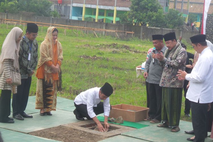 Presiden Joko Widodo melakukan peletakan batu pertama pembangunan gelanggang olahraga dan sekolah di kawasan Pondok Buntet Pesantren, Kabupaten Cirebon, Jawa Barat, Kamis (13/4/2017).