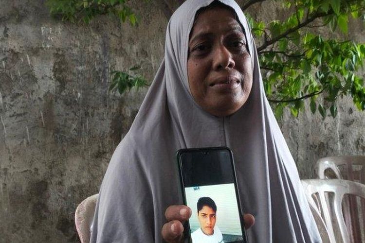 Khotijah, ibu korban ditemui di rumahnya mengaku tak menyangka anaknya tewas karena tawuran. Ia menyakini bahwa anaknya saat di jalan tak sengaja bertemu gangster. (Tribun Jatim/Tomi Hermawan)