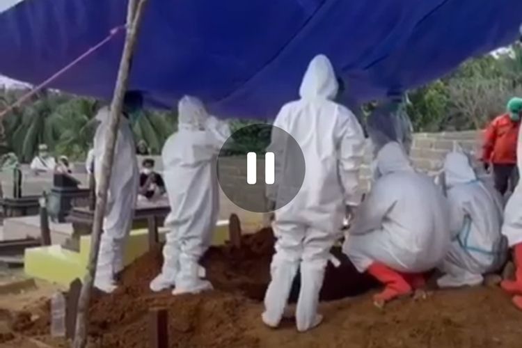 Tangkapan layar bocah Arga (13) saat mengumandangkan azan pemakaman ibunya, Deasy Setiawati (40) terpapar Covid-19 di Muslimin Kelambu Kuning Tenggarong, Kutai Kartenegara, Kaltim, Sabtu (24/7/2021). 