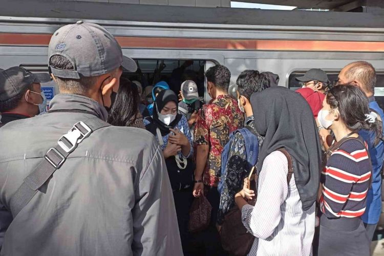 Rela berdesakan di KRL demi bertahan hidup