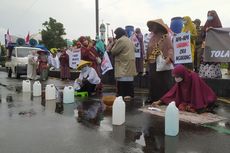 Diguyur Hujan Lebat, Emak-emak di Banyumas Turun ke Jalan Tolak Kenaikan Harga BBM