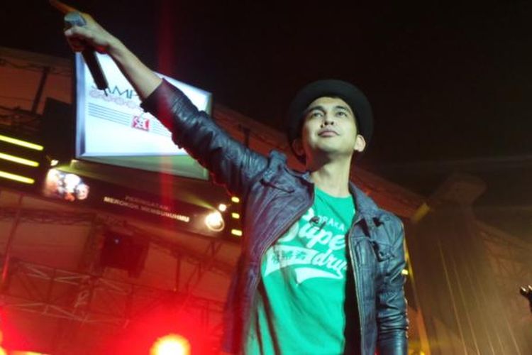 Naga, vokalis band Lyla, tampil bersama rekan-rekan segrupnya dalam acara Gebyar Asyiiik di Gelanggang Olah Raga Satria, Purwokerto, Jawa Tengah, Sabtu (13/9/2014) malam.