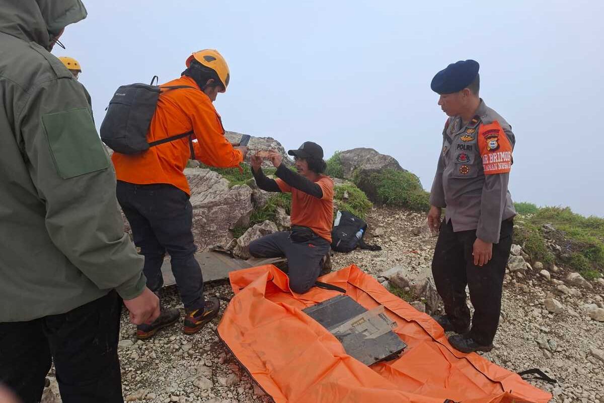 Satu Korban Pesawat ATR 42-500 Ditemukan Tewas di Gunung Bulusaraung, Tim  SAR Temukan Pakaian