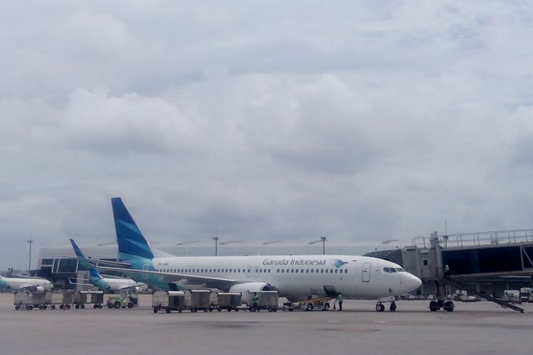 Pesawat Garuda Indonesia mendarat di Terminal 3 Bandara Soekarno-Hatta, Tangerang Banten, Minggu (10/2/2019).
