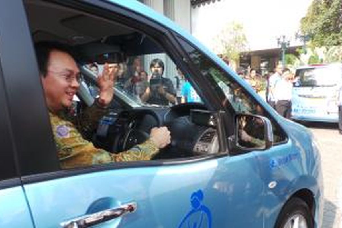 Wakil Gubernur DKI Jakarta Basuki Tjahaja Purnama menjajal taksi disabilitas Lifecare oleh Blue Bird, di Balaikota Jakarta, Rabu (10/9/2014).
