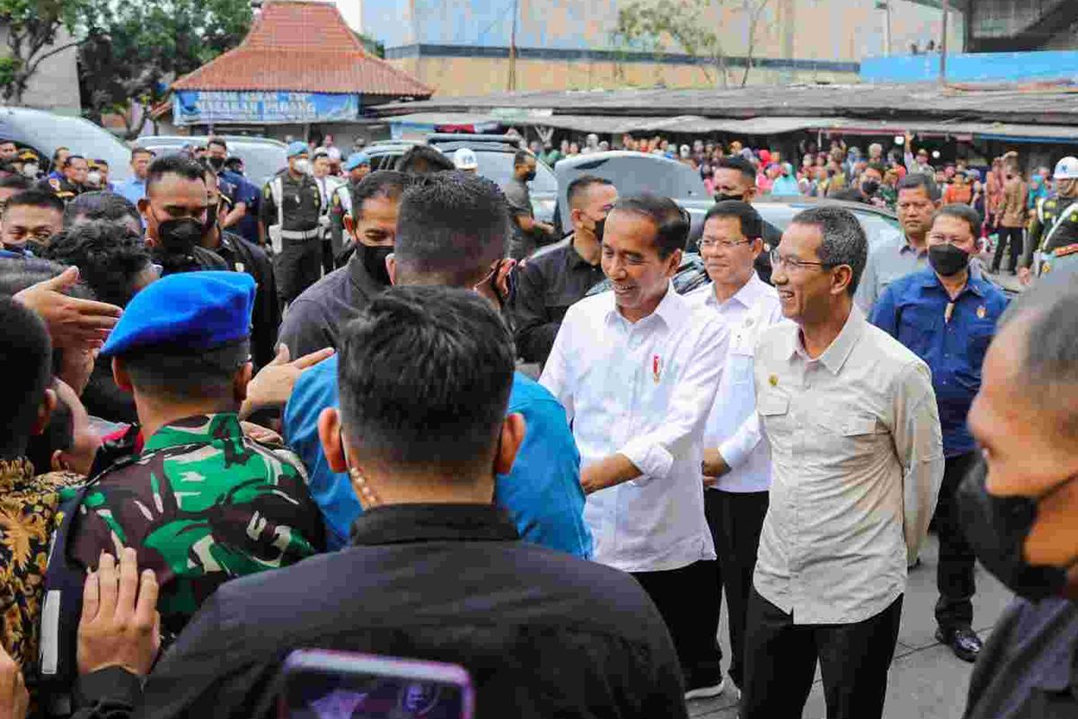 Penjabat (Pj) Gubernur DKI Jakarta mendampingi Presiden Joko Widodo (Jokowi) saat meninjau Pasar Minggu, Jakarta Selatan, Kamis (13/4/2023).