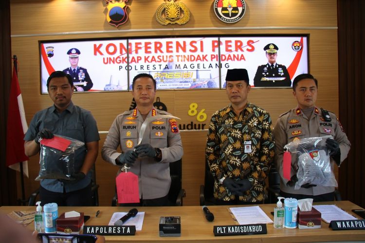 Kepala Polresta Magelang Kombes Pol Ruruh Wicaksono dan jajarannya menunjukkan barang bukti celurit dan lainnya dalam gelar perkara di Mapolresta Magelang, Kamis (23/2/2023).