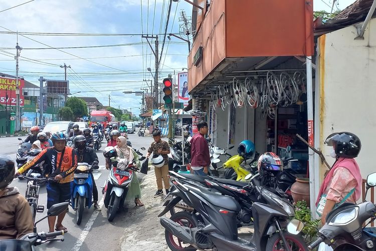 Siaran TV analog di DI Yogyakarta mulai dimatikan toko antena di Wirobrajan dipenuhi pembeli, Sabtu (3/12/2022)