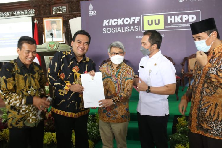 Bupati Blora, Arief Rohman menyerahkan surat perhitungan DBH Migas ke Kemenkeu di Pendopo Kabupaten Kudus, Jumat (11/3/2022)