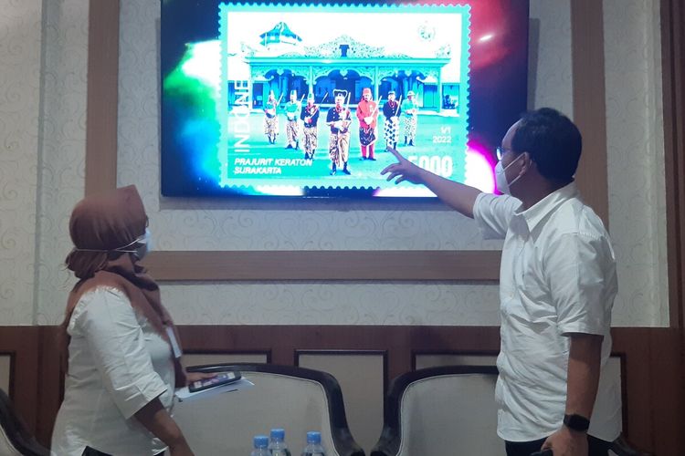 Plt Direktur Pos Ditjen PPI Kemkominfo Gunawan Hutagalung menunjukkan prangko 5.000 seri khusus prajurit Keraton Solo dalam konferensi pers di Solo, Jawa Tengah, Kamis (4/8/2022).