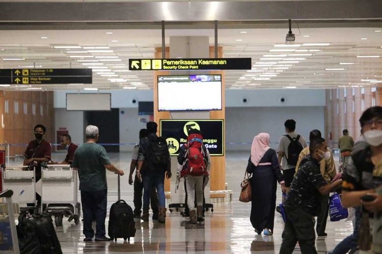 Sejumlah penumpang berada di pintu keberangkatan Bandara Internasional Juanda, Surabaya, Jawa Timur.