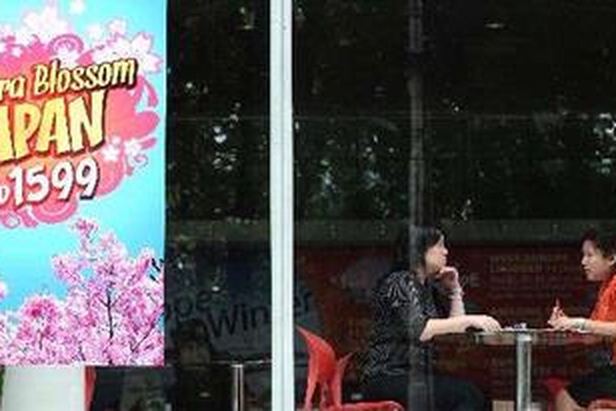 Wisata ke Jepang tertunda. Suasana di Panorama Tour, Jakarta, Senin (14/3/2011). Pascagempa dan tsunami di Jepang menyurutkan wisatawan untuk berkunjung.  