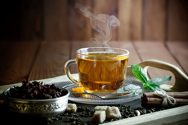 Menyesap teh terlalu panas bisa membahayakan kesehatan, memicu sel kanker pada kerongkongan.