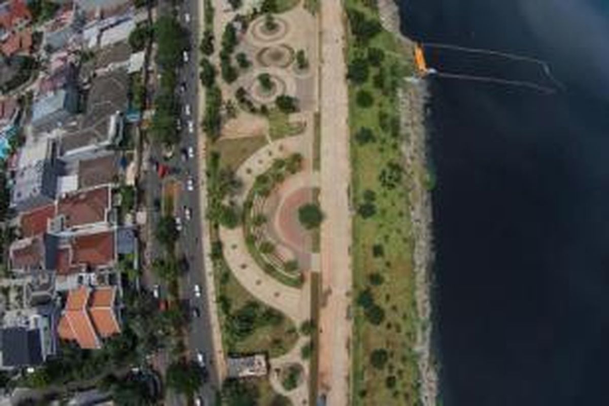 Ruang terbuka hijau di pinggir Waduk Pluit, Jakarta Utara, Jumat (6/2/2015). Area yang dulu sempat menjadi kawasan padat penduduk ini sekarang sudah berubah menjadi area taman kota.