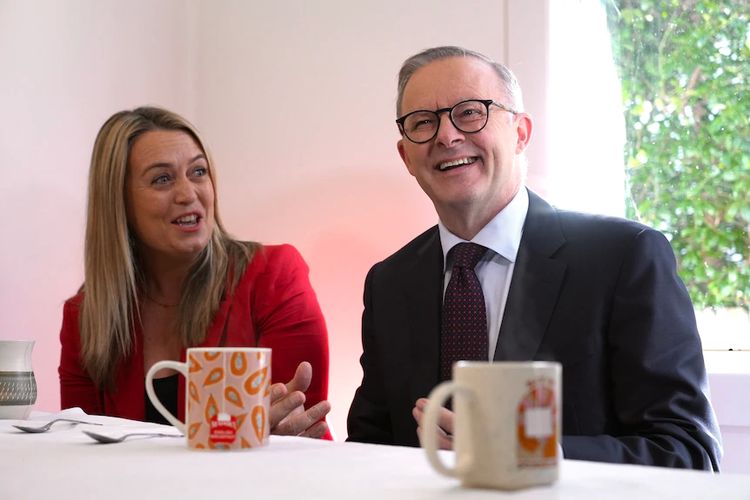 Jodie Haydon bersama Anthony Albanese saat kampanye.