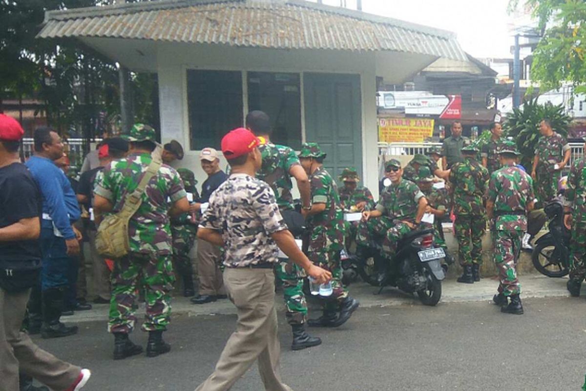 Anggota TNI yang ingin mengosongkan rumah warga di Komplek Akabri, Menteng Pulo, Setiabudi, Jakarta Selatan, Kamis (14/9/2017).