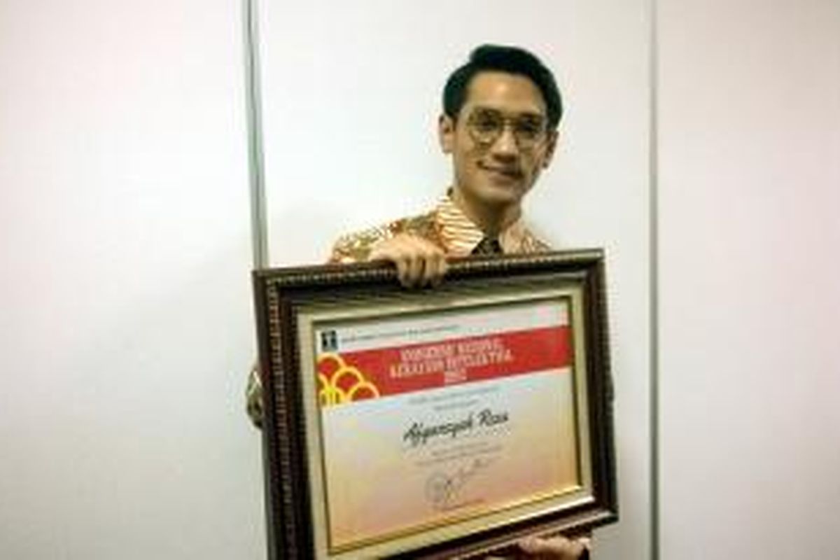 Afghansyah Reza diabadikan usai menerima penghargaan dari World Intellectual Property Organization dan juga penghargaan Anugerah Nasional Kekayaan Intelektual 2015, di Aula Kementerian Hukum dan HAM, Kuningan, Jakarta Selatan, Jumat (30/10/2015). Penghargaan tersebut diberikan langsung oleh Menteri Hukum dan HAM Yasonna Laoly.