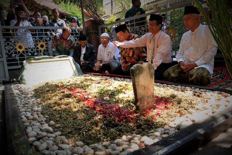 Menteri Koordinator Bidang Politik, Hukum dan Hak Asasi Manusia (Menko Polhukam), Mahfud MD, saat berziarah di makam Gus Dur, di Pesantren Tebuireng Jombang Jawa Timur, Sabtu (23/11/2019).