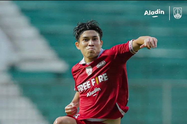 Pemain Persis Solo, Ryo Matsumura, saat berselebrasi usai mencetak gol melawan Borneo FC dalam pekan ke-24 Liga 1 2022-2023. Laga Persis vs Borneo FC diselenggarakan di Stadion Maguwoharjo pada Minggu (12/2/2023). (Instagram/Persis)