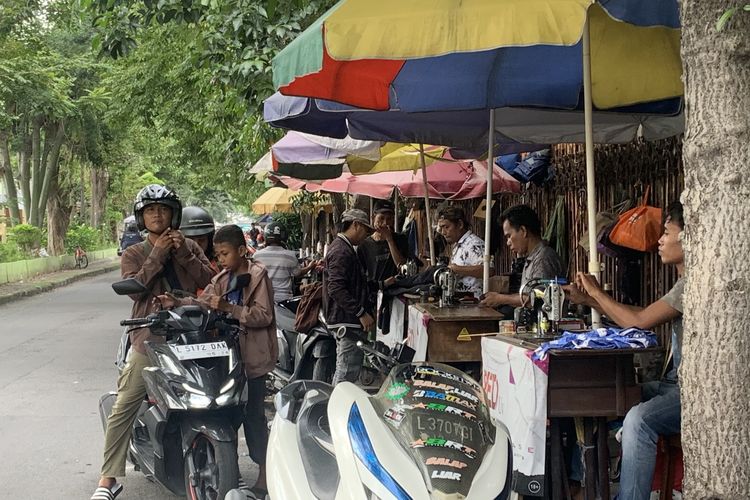 Ketika Tukang Jahit di Trotoar Jalan Surabaya Raup Rezeki Berlipat Jelang Lebaran