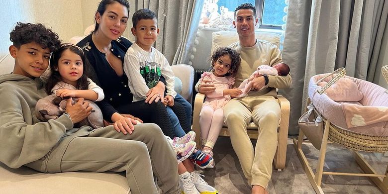 Harus Tahu Ronaldo dan Georgina Unggah Foto Bersama Bayi Perempuannya Usai Berduka, Sambut Kehidupan Baru