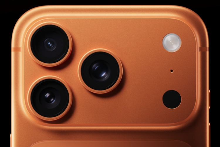 Desain modul kamera iPhone 17 Pro tampil dengan bentuk persegi panjang yang ukurannya hampir memenuhi sepertiga bagian atas punggung ponsel. Apple menamakan desain ini dengan sebutan plateau.