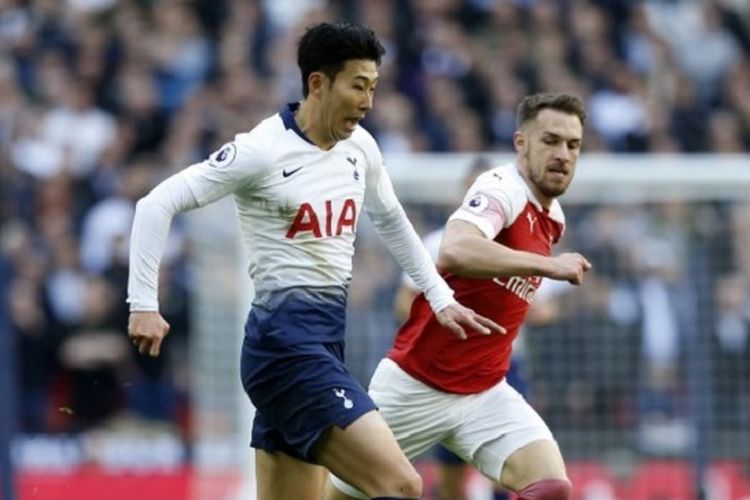 Son Heung-min dan Aaron Ramsey berduel pada pertandingan Tottenham Hotspur vs Arsenal di Stadion Wembley dalam lanjutan Liga Inggris, 2 Mei 2019. 