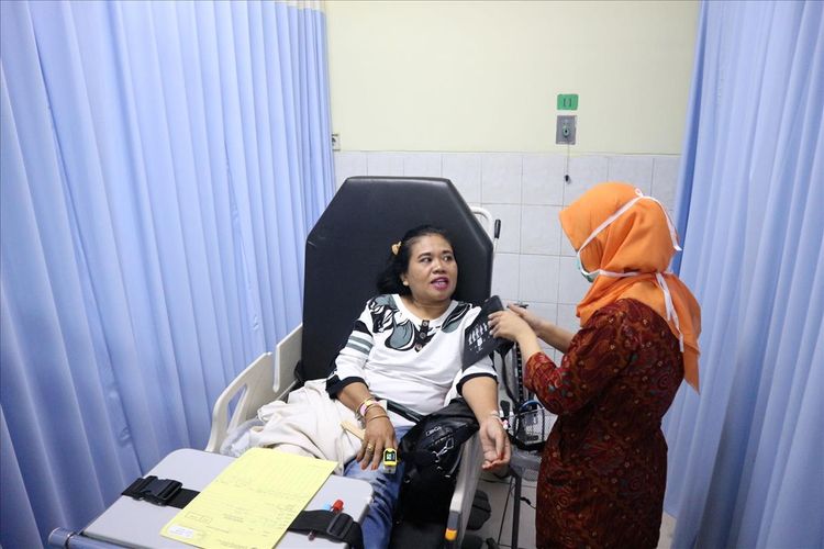 Ruslina Haida (50), salah satu korban kecelakaan di jalan Tol Jombang - Kertosono, saat diperiksa oleh tim medis RSUD Jombang, Jawa Timur, Jumat (12/7/2019).