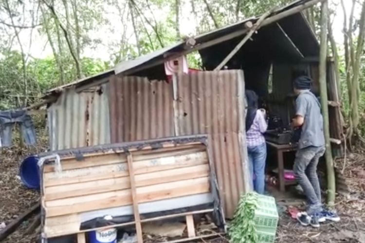 Tampak kondisi gubuk berdinding seng bekas mirip kandang ayam yang ditenpati pasutri bersama 4 anaknya di Jalan Tani, Desa Mega Timur, Kecamatan Sungai Ambawang, Kabupaten Kubu Raya, Kalimantan Barat.