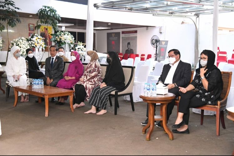 Presiden Joko Widodo, Ibu Iriana Joko Widodo, Menlu Retno Marsudi dan Seskab Pramono Anung saat bertakziah di rumah duka almarhum Tjahjo Kumolo pada Sabtu (2/7/2022).