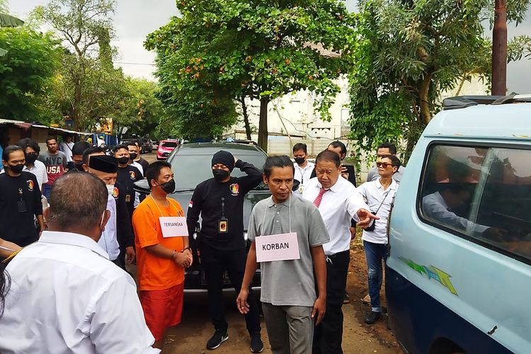 Rekonstruksi kasus pembunuhan terhadap sopir angkot inisial D alias O (35) yang dilakukan oleh rekannya H (36). Reka adegan itu berlangsung di tempat kejadian perkara tepatnya di lahan kosong kawasan Cikokol, Kelurahan Babakan, Kota Tangerang, Banten pada Senin (7/11/2022). Sedangkan kasus itu terjadi pada 7 Oktober 2022 lalu.