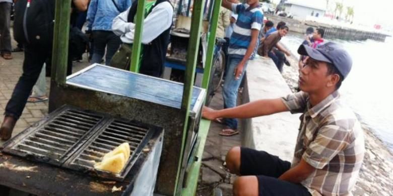 Pedagang baroncong di pantai Losari Makassar 