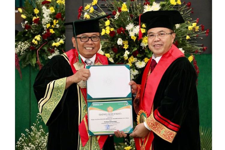 Stafsus Mendagri Bidang Pemerintahan Desa dan Pembangunan Perbatasan Hoiruddin Hasibuan dikukuhkan sebagai Guru Besar Ilmu Hukum oleh Fakultas Hukum Unissula. 