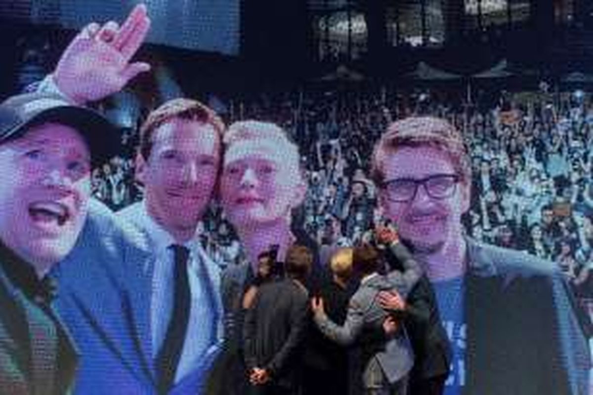 Tampak dari layar lebar (dari kiri ke kanan) Presiden Marvel Studio Kevin Feige berfoto selfie bersama Benedict Cumberbatch, Tilda Swinton, dan sutradara Scott Derrickson pada acara karpet merah promosi film Doctor Strange di Hongkong, Kamis 913/10/2016).