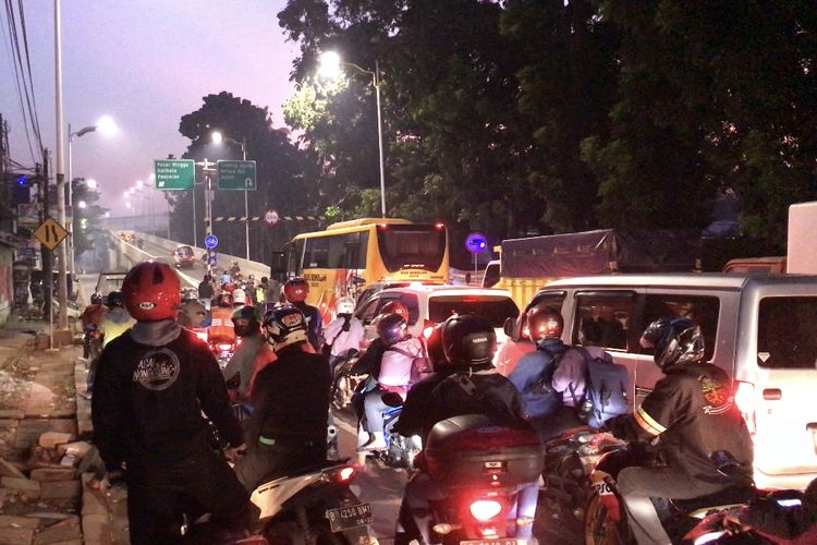 Kondisi titik penyekatan dari arah Depok ke Flyover Lenteng Agung, Jagakarsa, Jakarta Selatan sudah macet pada Sabtu (4/7/2021) sekitar pukul 05.30 WIB.