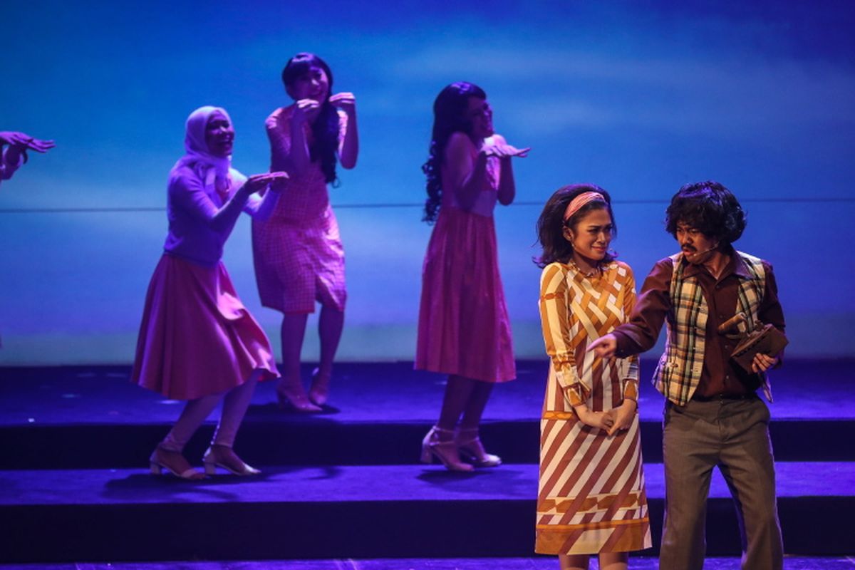 Salah satu adegan dalam konser teatrikal dengan judul BABE, Muka Kampung Rejeki Kota di Graha Bakti Budaya, Taman Ismail Marzuki, Jakarta, Kamis, (14/9/2017). Konser teatrikal ini mengangkat kisah perjalanan hidup Benyamin Sueb ke atas panggung pertunjukan dan diselenggarakan selama dua hari pada tanggal 15 & 16 September 2017.